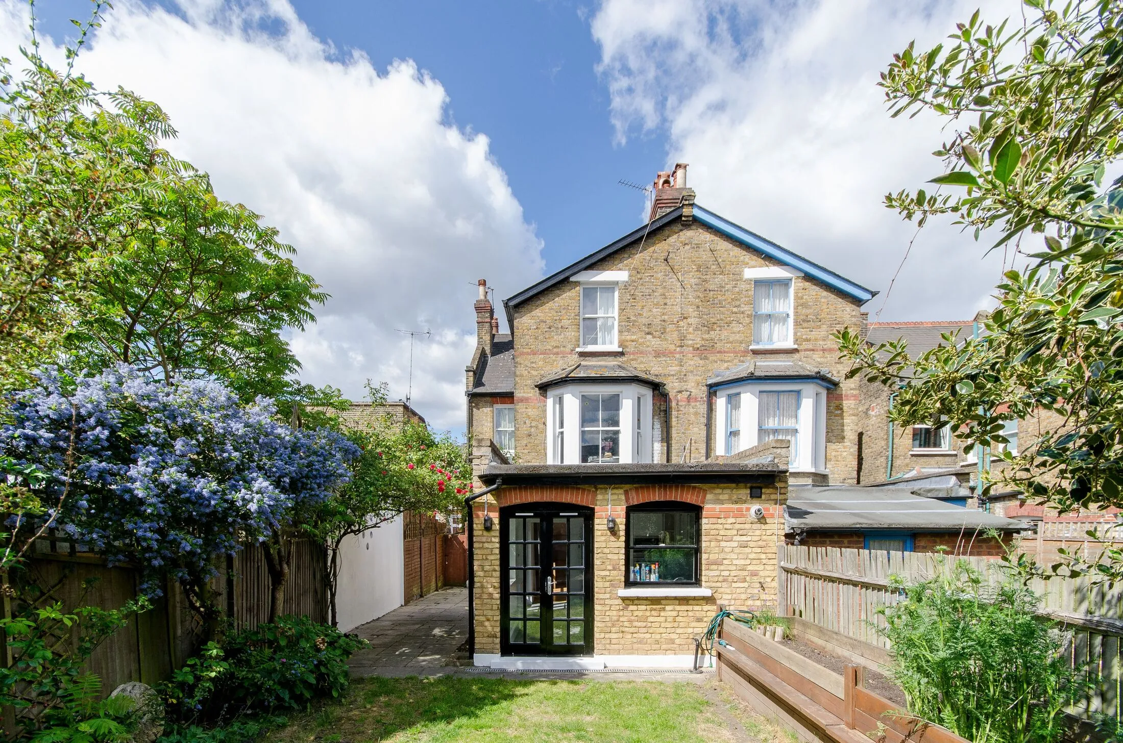 Flat Harlesden Gardens in Greater London
