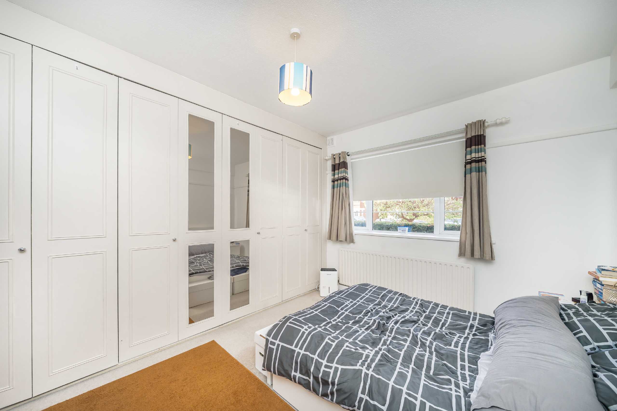 Flat Bushey Road in Greater London