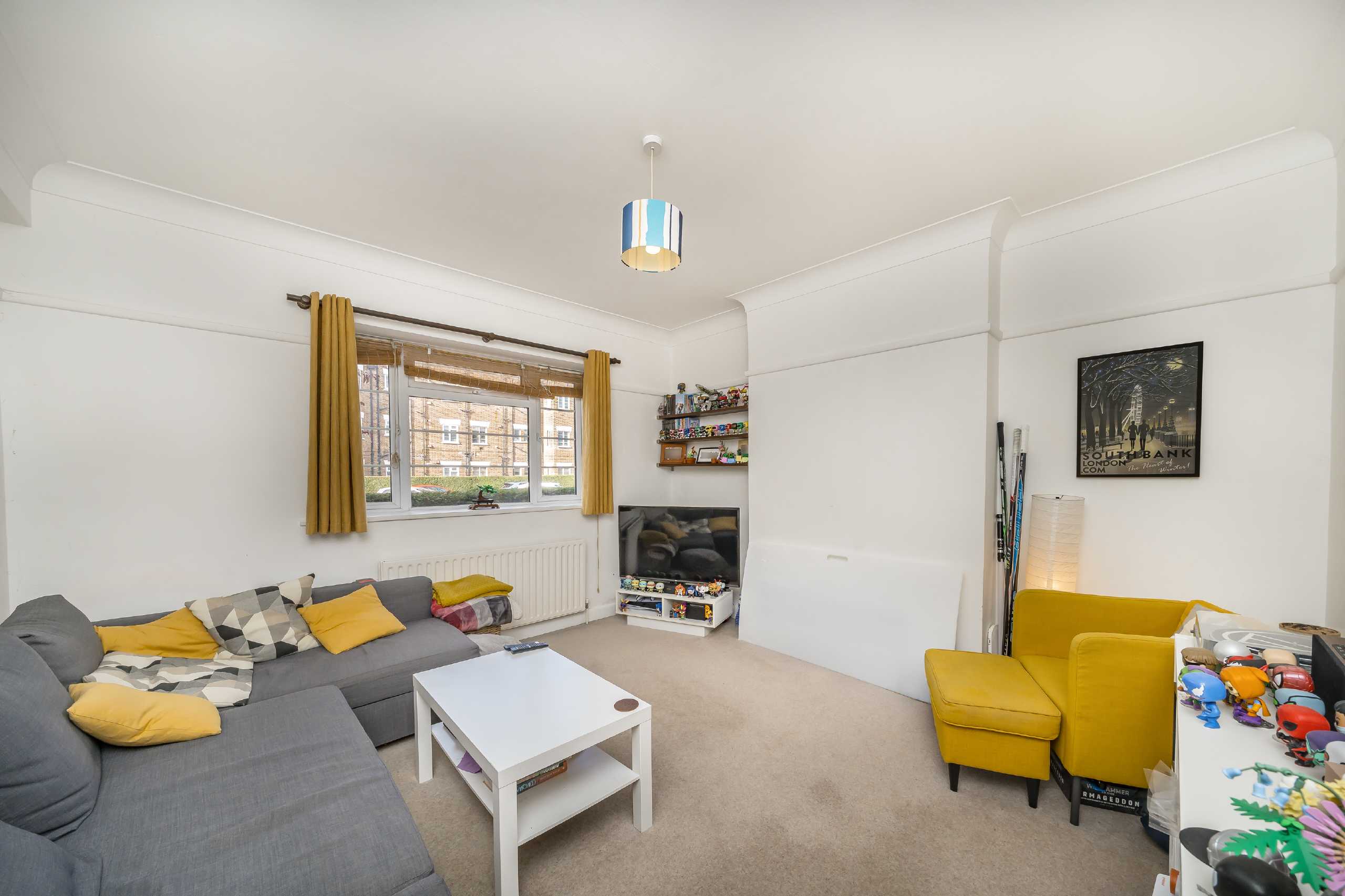 Flat Bushey Road in Greater London