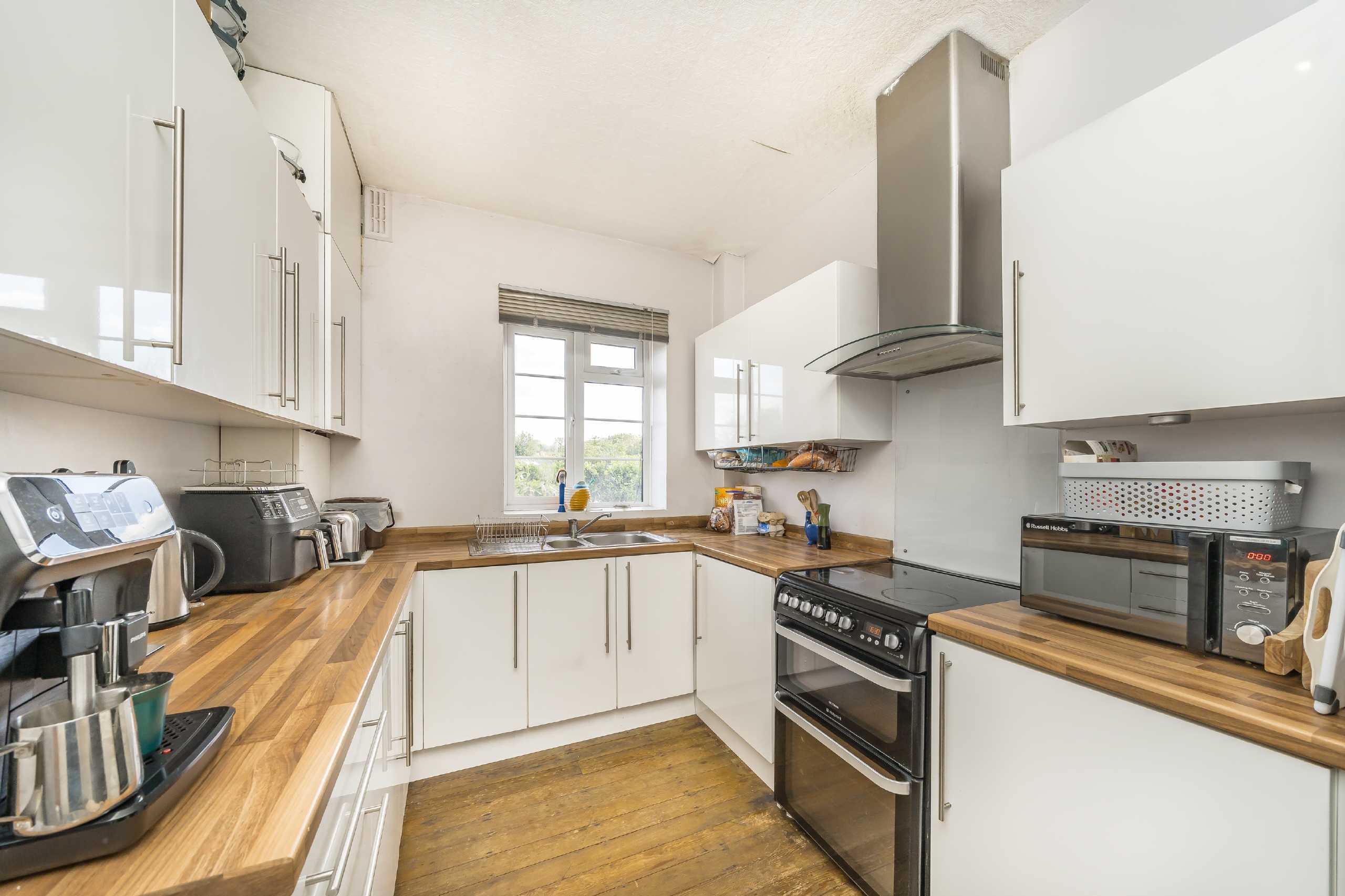 Flat Bushey Road in Greater London