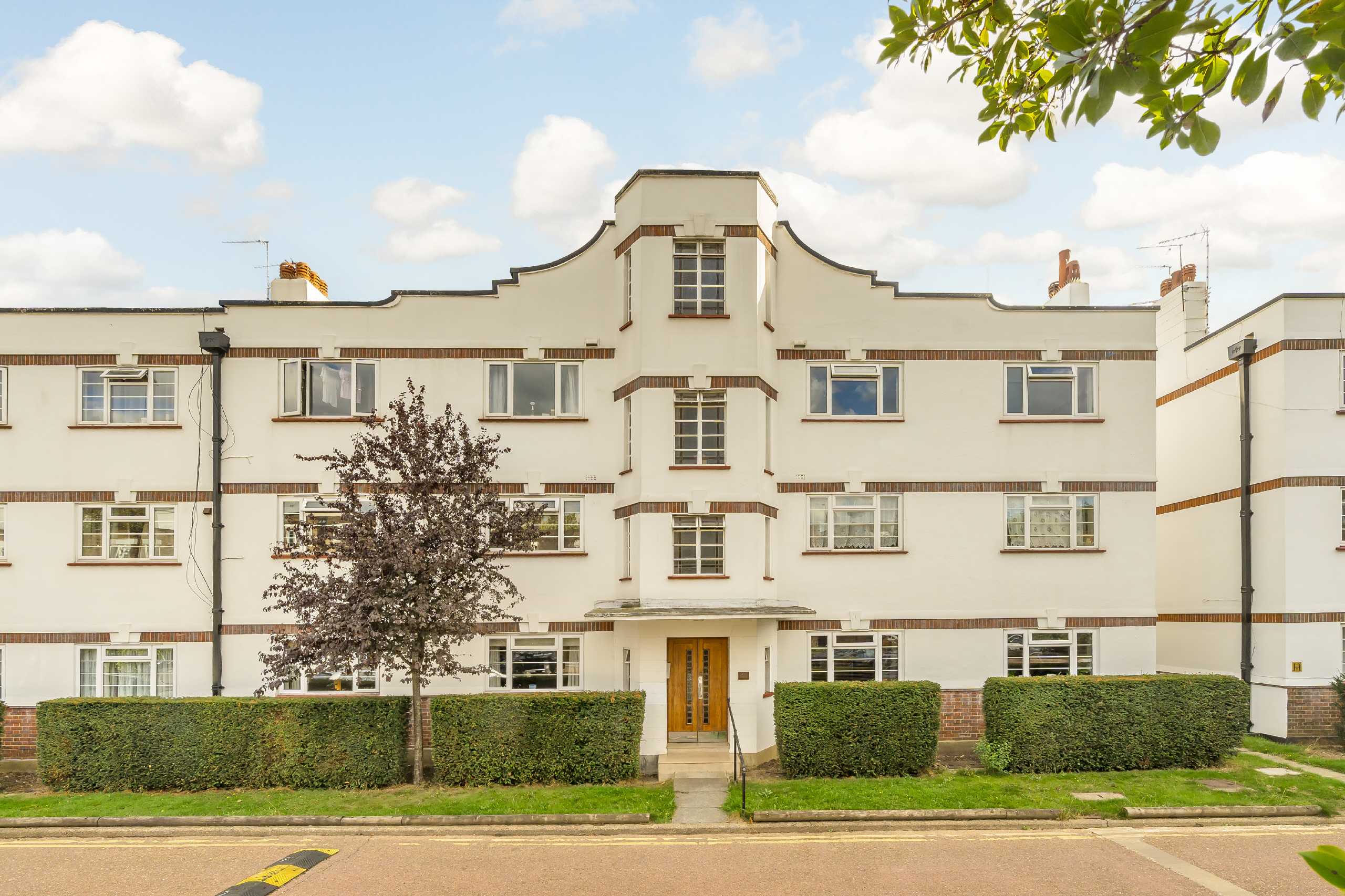 Flat Bushey Road in Greater London