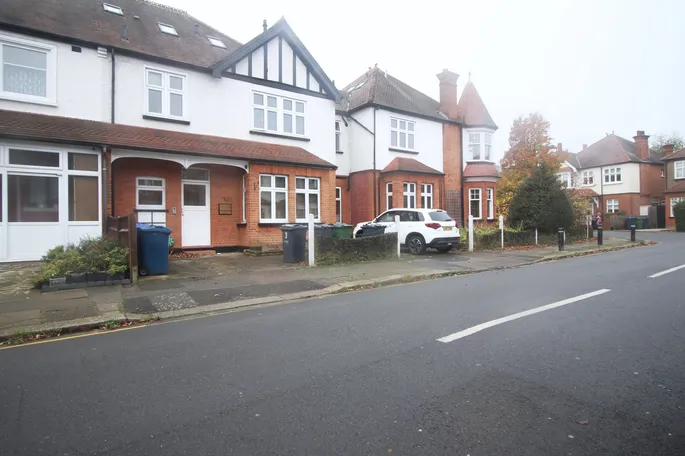 Flat Radnor Road in Greater London