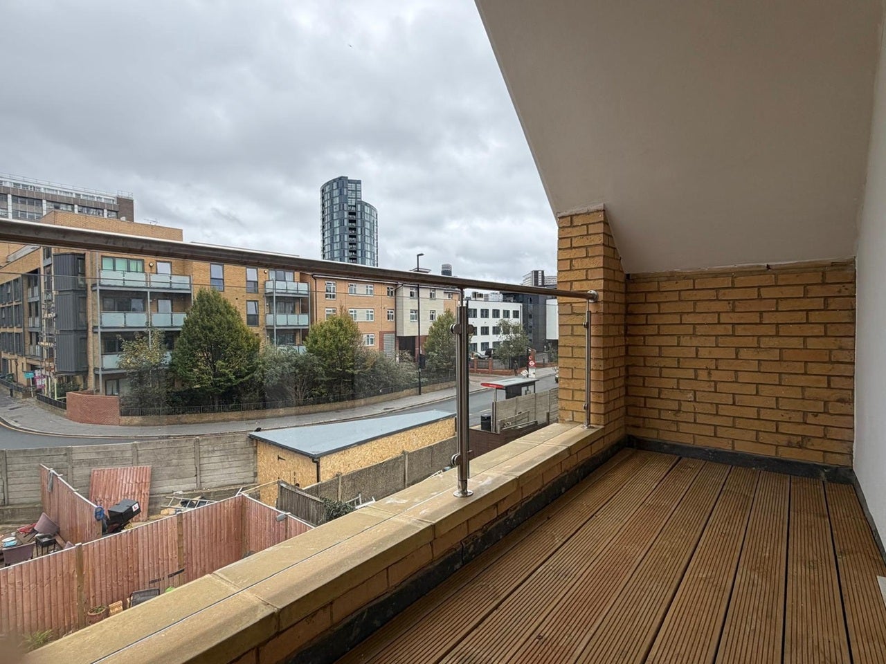 Flat Thornhill Road in Greater London