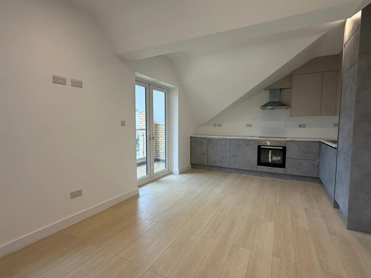Flat Thornhill Road in Greater London
