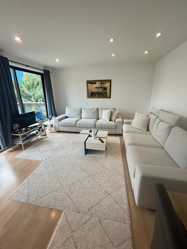 Flat Westferry Road in Greater London
