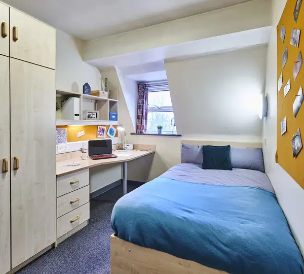 Room Crown Street in Liverpool