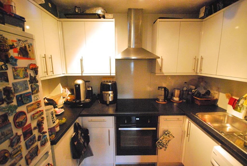 Flat Ainslie Court in Greater London