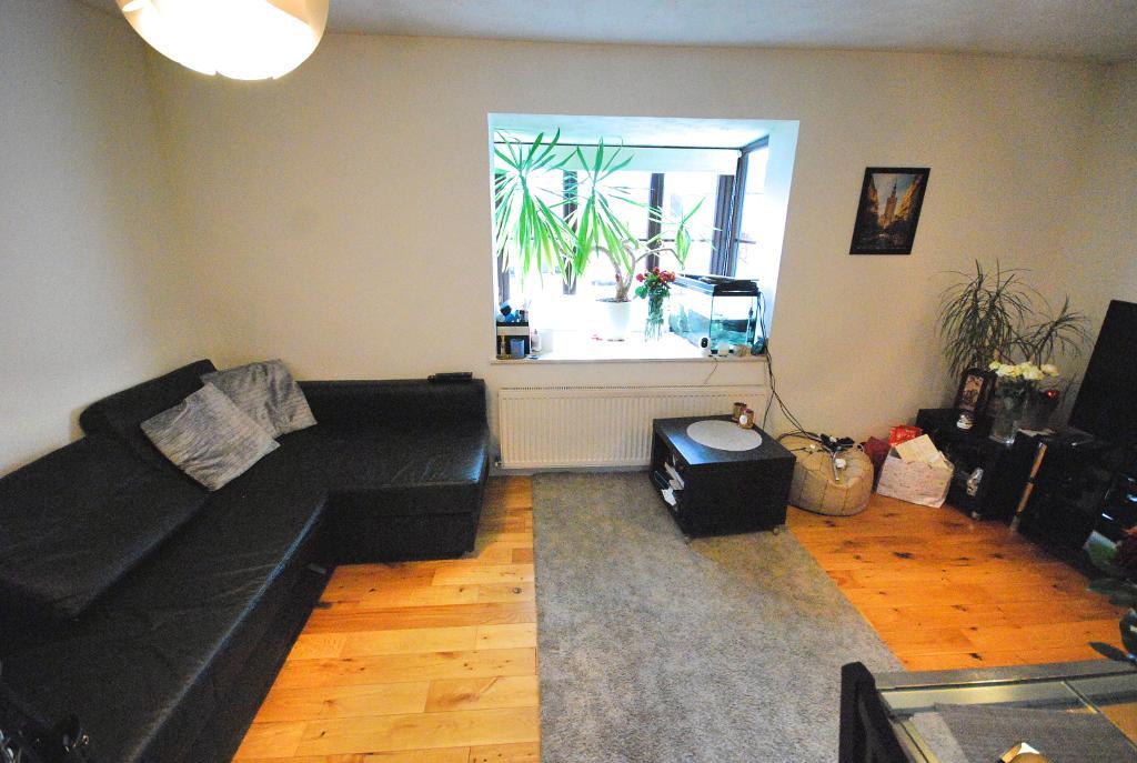 Flat Ainslie Court in Greater London