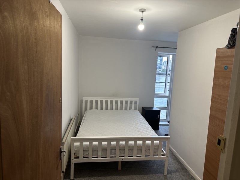 Room St. Davids Square in Greater London