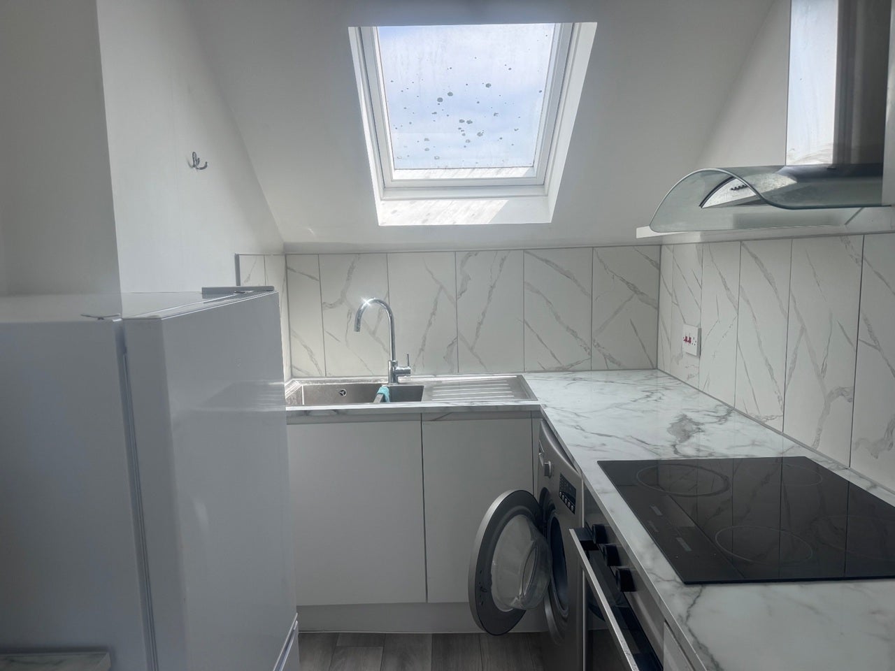 Flat Frant Road in Greater London