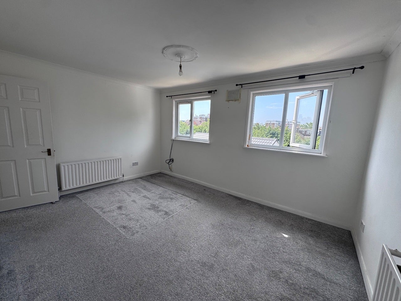 Flat Frant Road in Greater London
