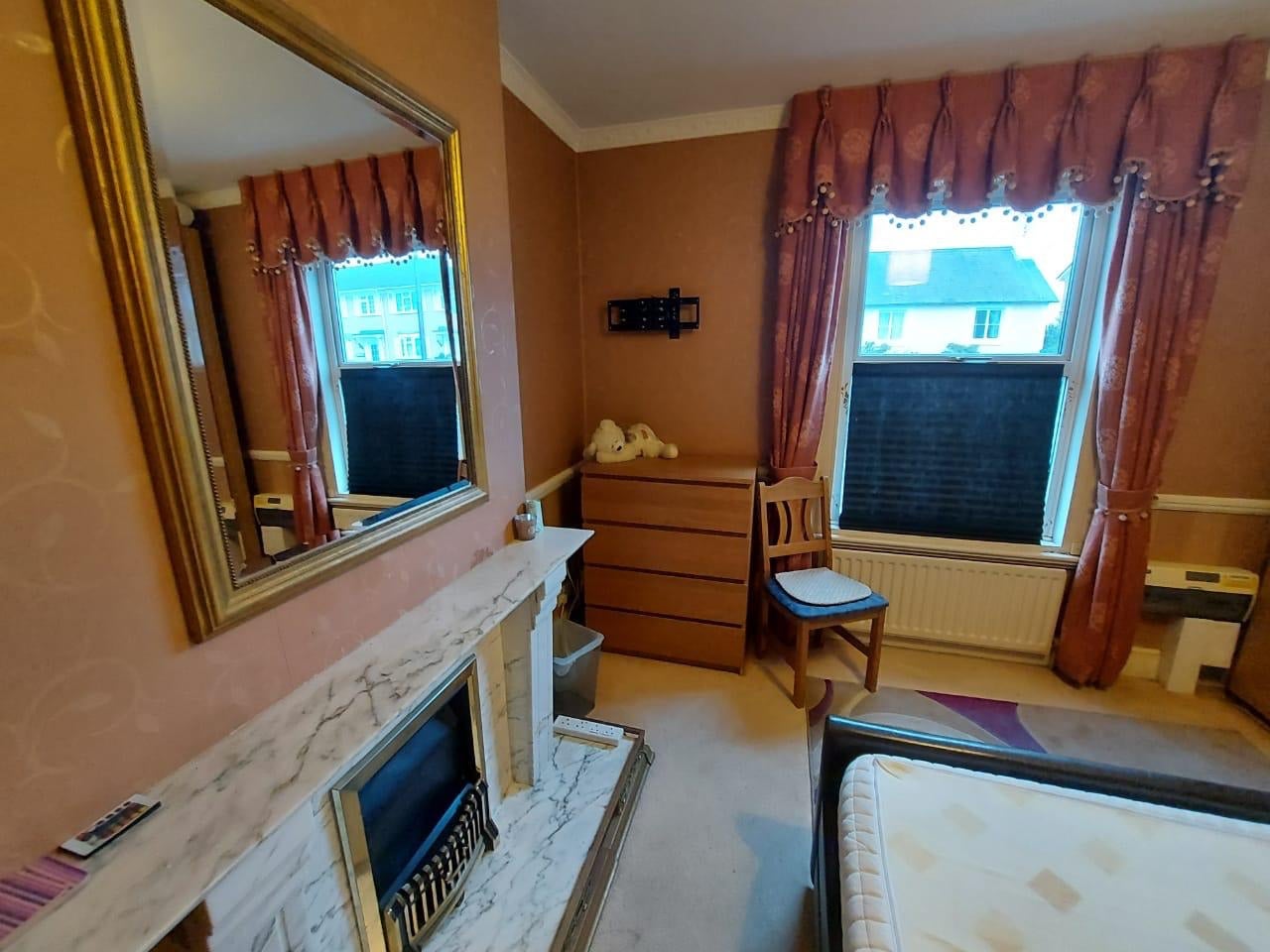 Room Ladbroke Road in Reigate and Banstead