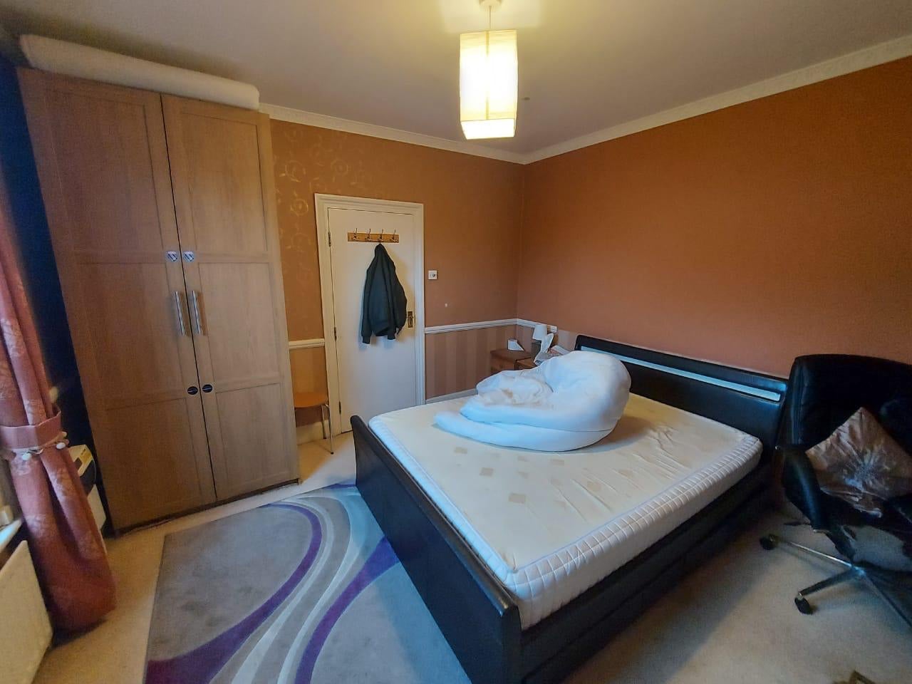 Room Ladbroke Road in Reigate and Banstead