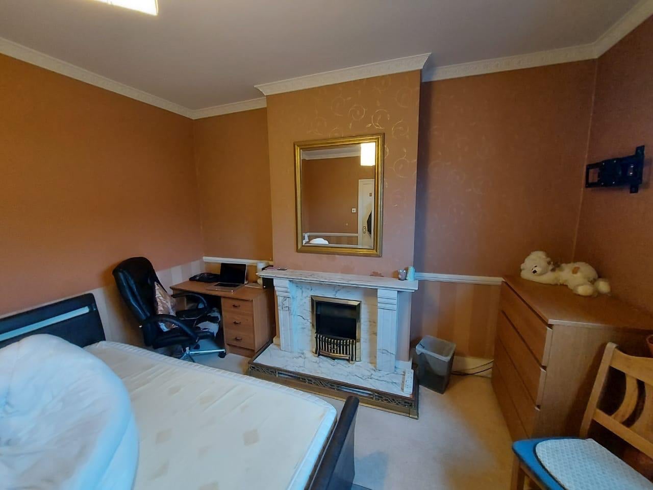 Room Ladbroke Road in Reigate and Banstead