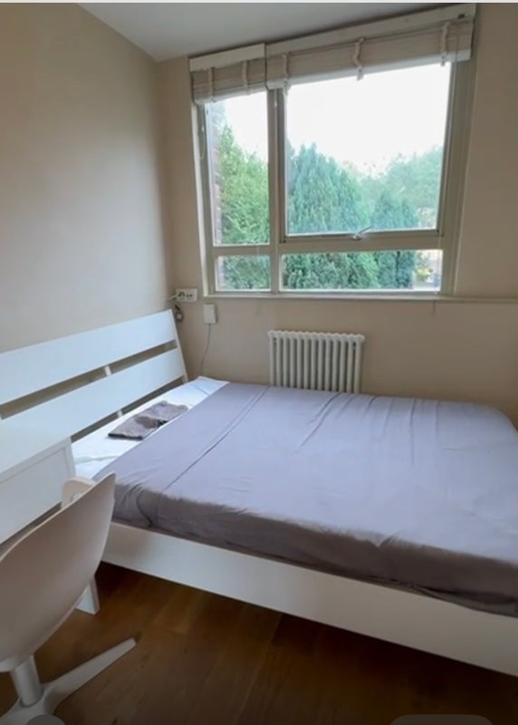 Room Crondall Street in Greater London