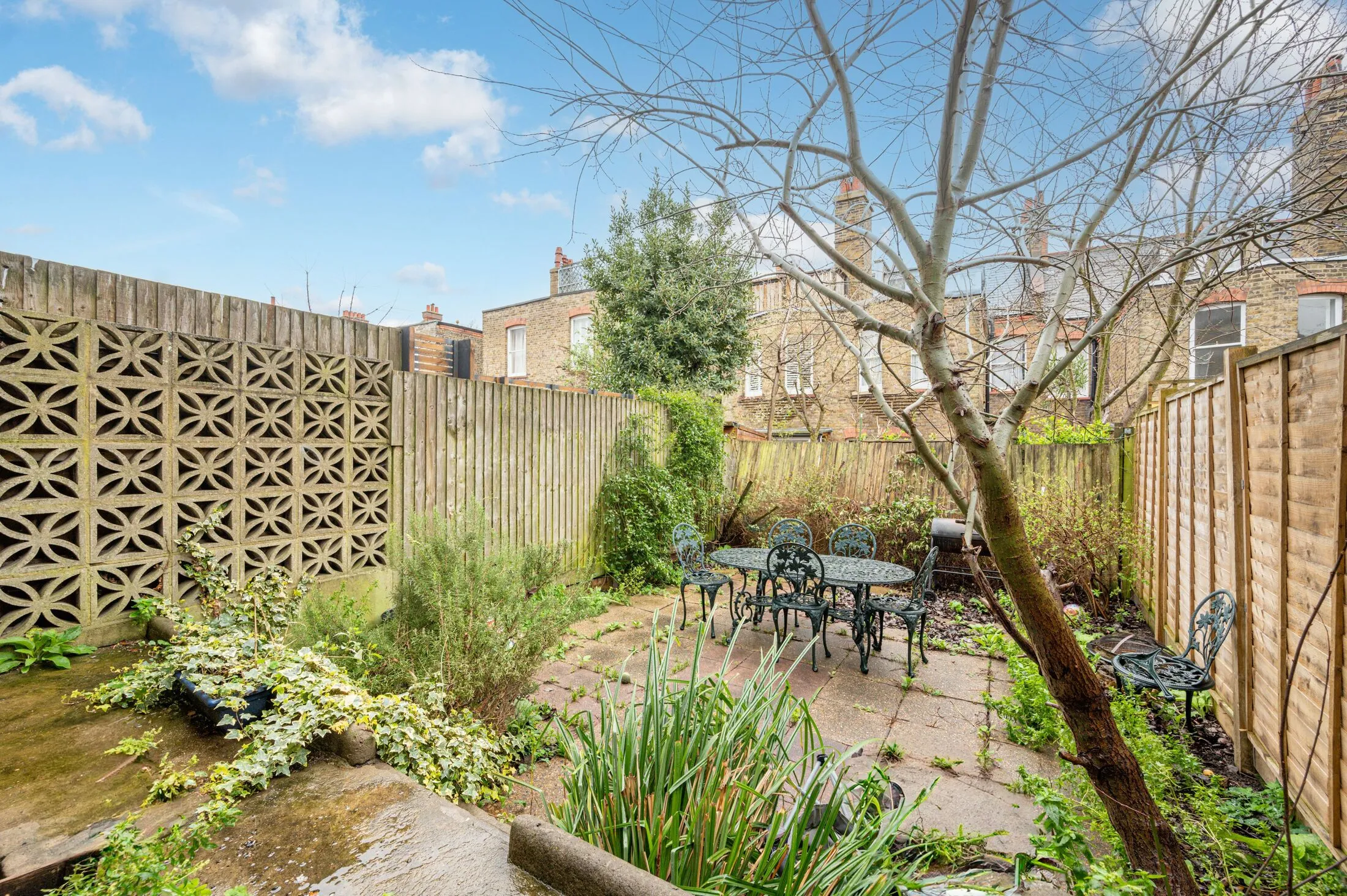 House Amesbury Avenue in Greater London