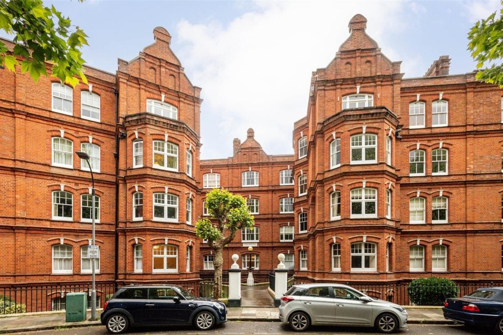 Flat Queen's Club Gardens in Greater London