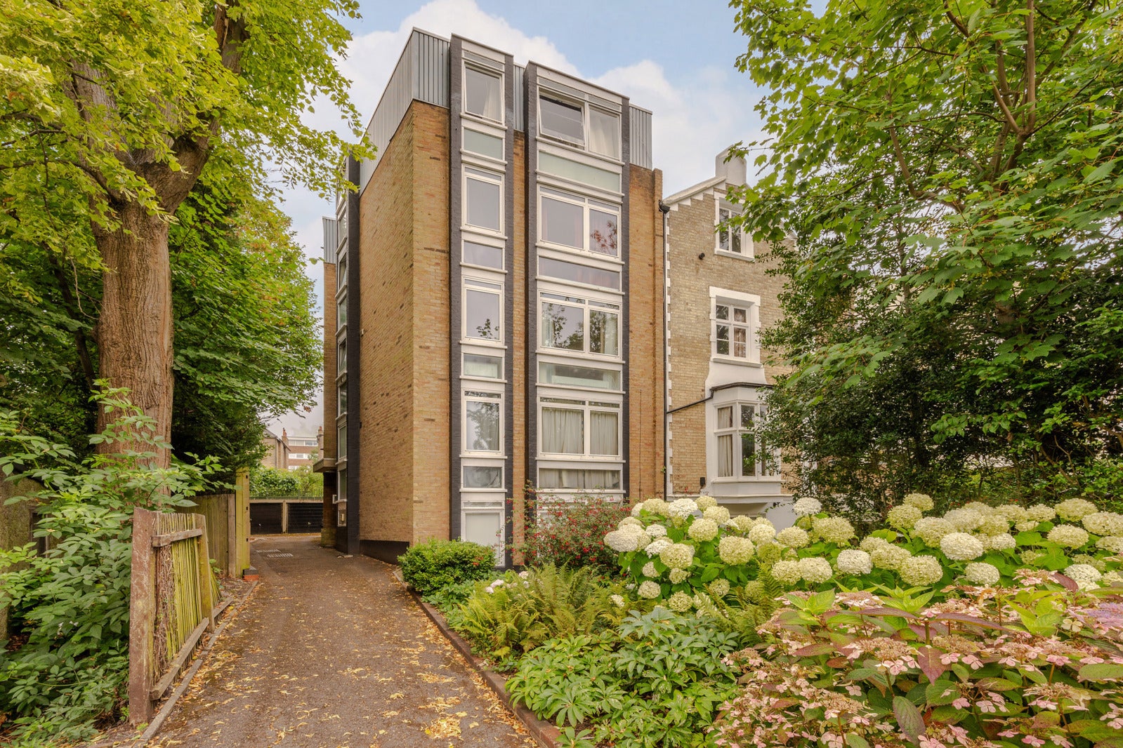 Flat Park Road in Greater London