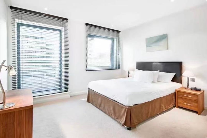 Room South Quay Square in Greater London