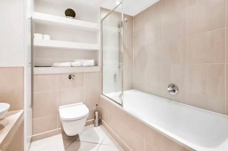 Room South Quay Square in Greater London