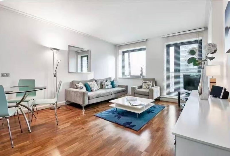 Room South Quay Square in Greater London
