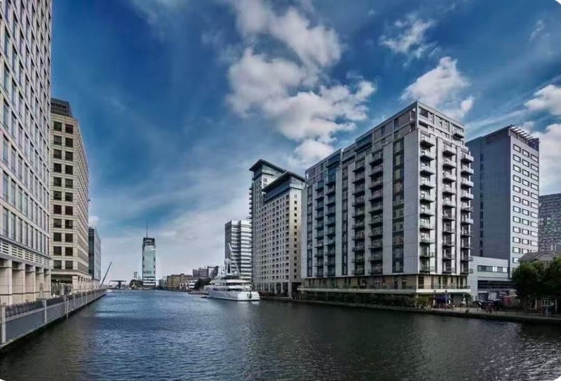 Room South Quay Square in Greater London