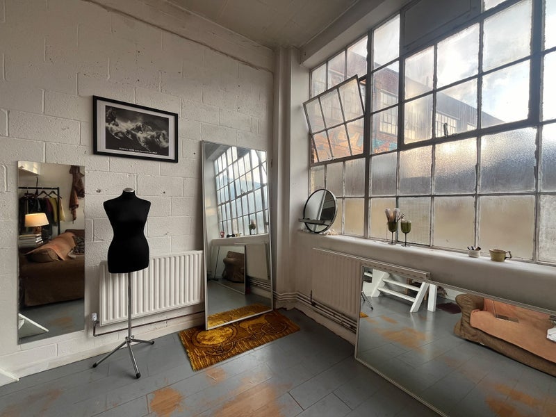 Room Markfield Road in Greater London