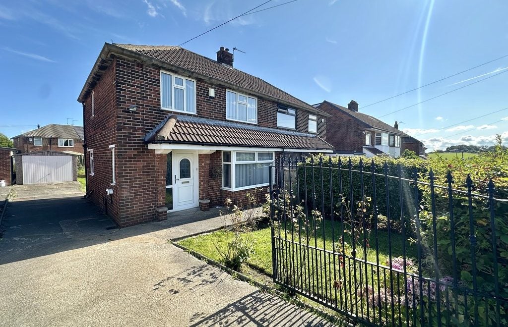 House Daleside Grove in Leeds