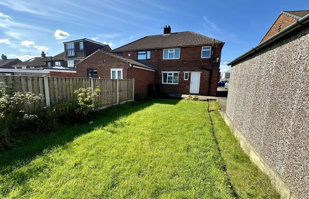 House Daleside Grove in Leeds