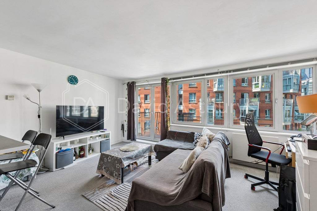 Flat Eden Grove in Greater London