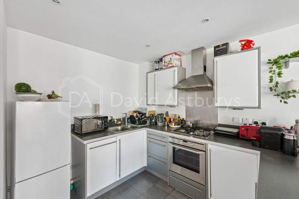 Flat Eden Grove in Greater London