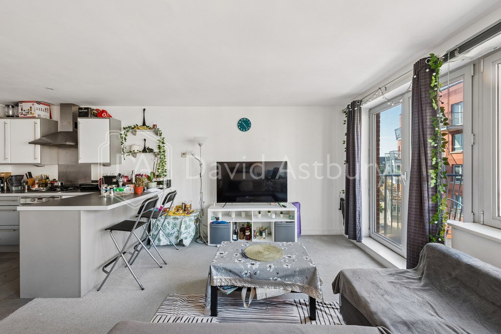 Flat Eden Grove in Greater London