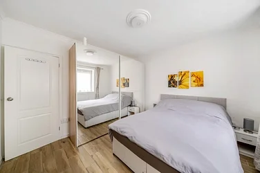 Flat Windlesham Grove in Greater London