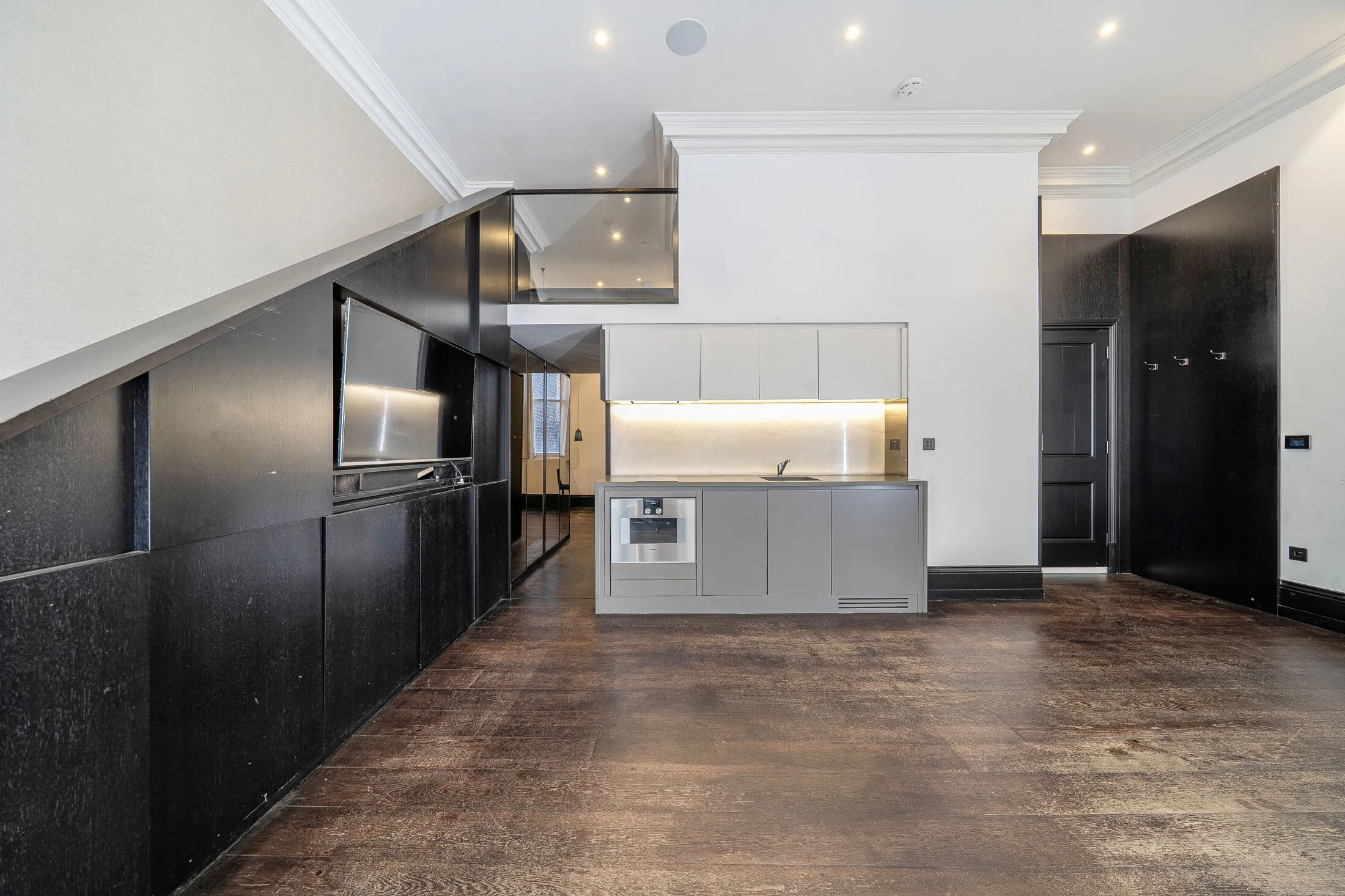 Flat Beauchamp Place in Greater London