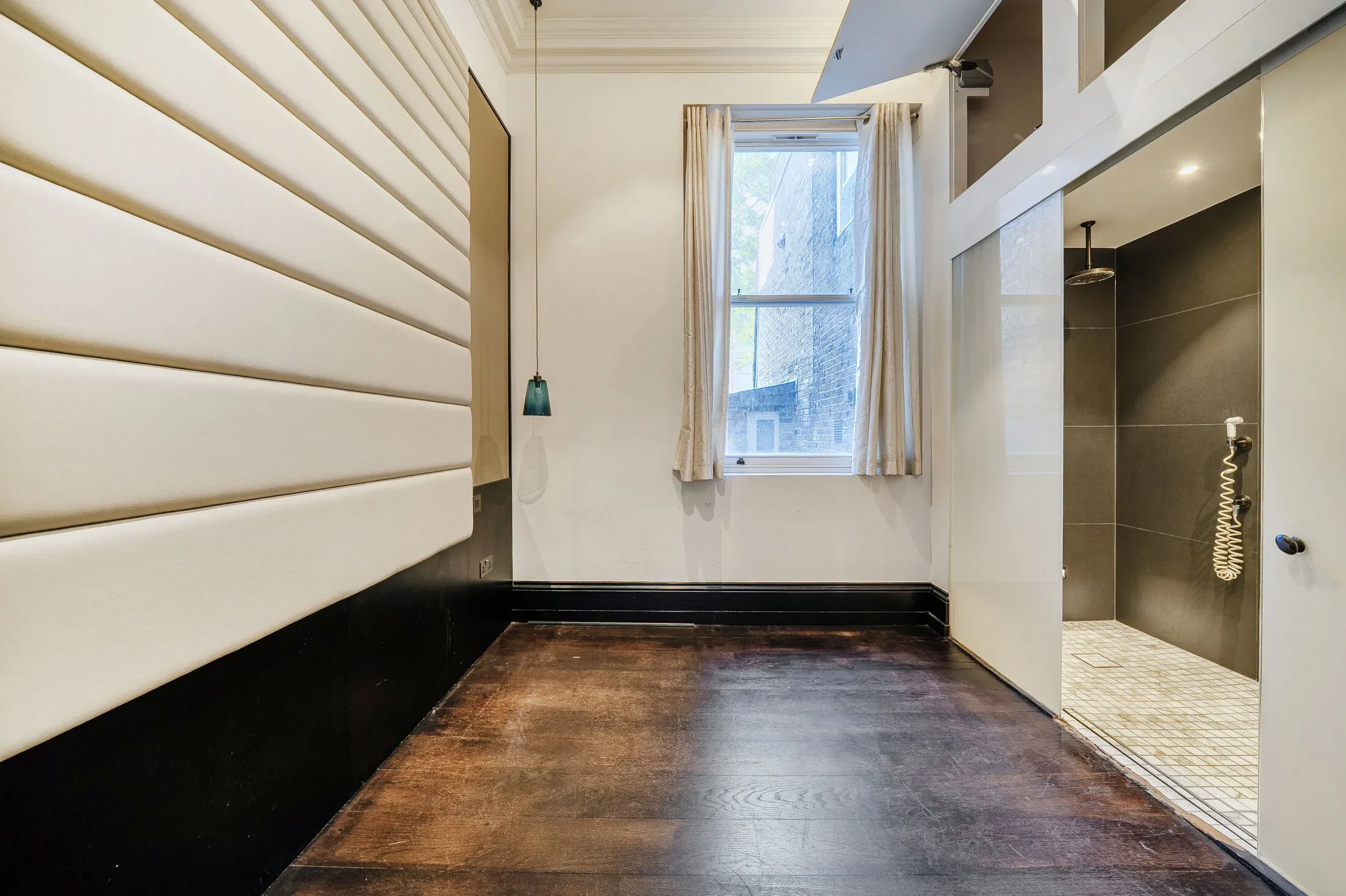 Flat Beauchamp Place in Greater London