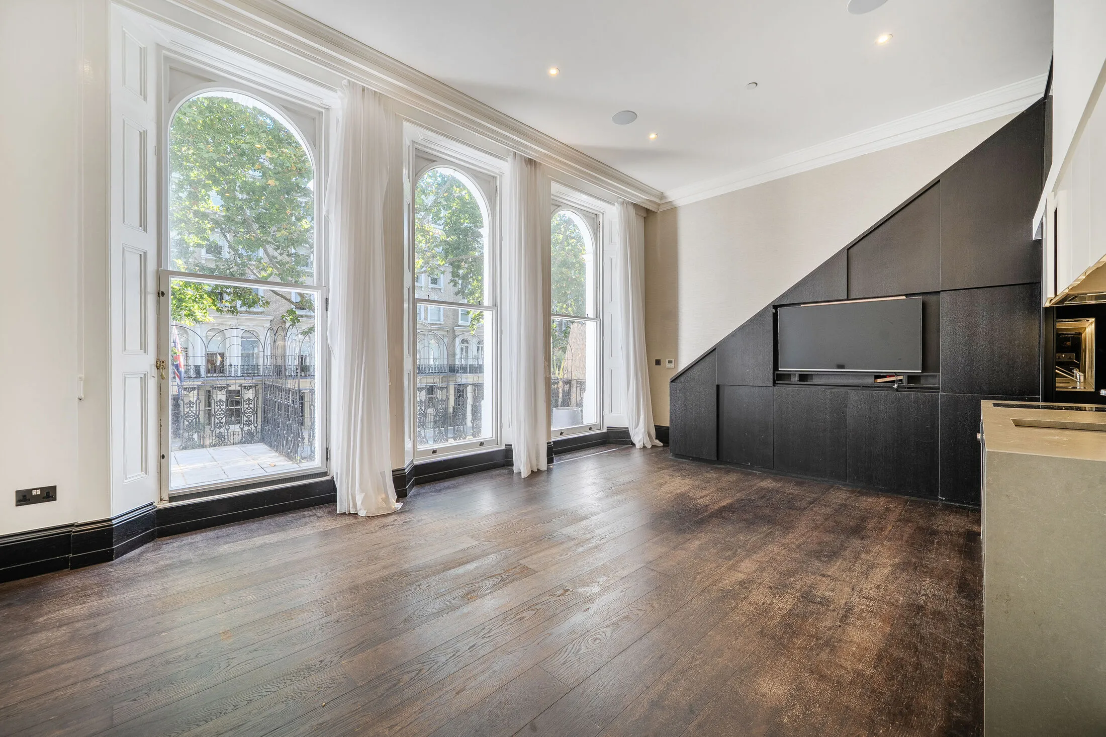 Flat Beauchamp Place in Greater London