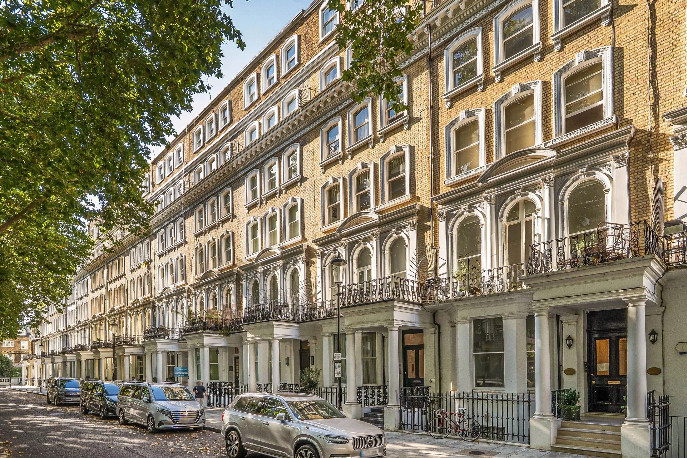 Flat Beauchamp Place in Greater London