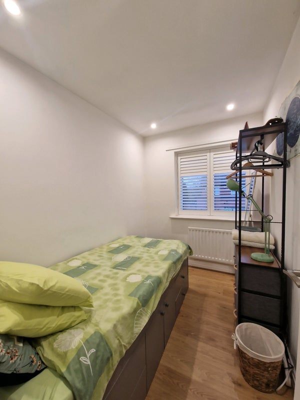 Room Kerscott Road in Manchester