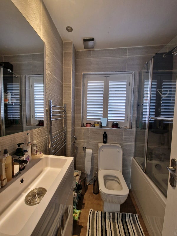 Room Kerscott Road in Manchester