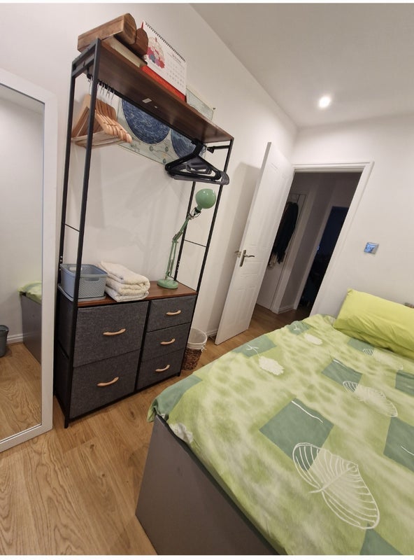 Room Kerscott Road in Manchester