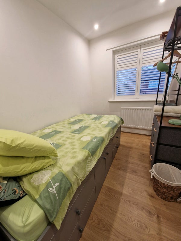 Room Kerscott Road in Manchester
