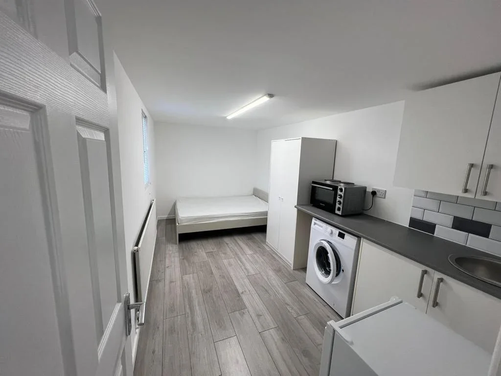 Flat Meadow Close in Greater London