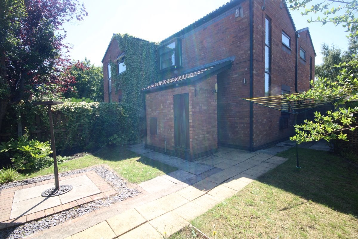 Flat Baristow Close in Chester