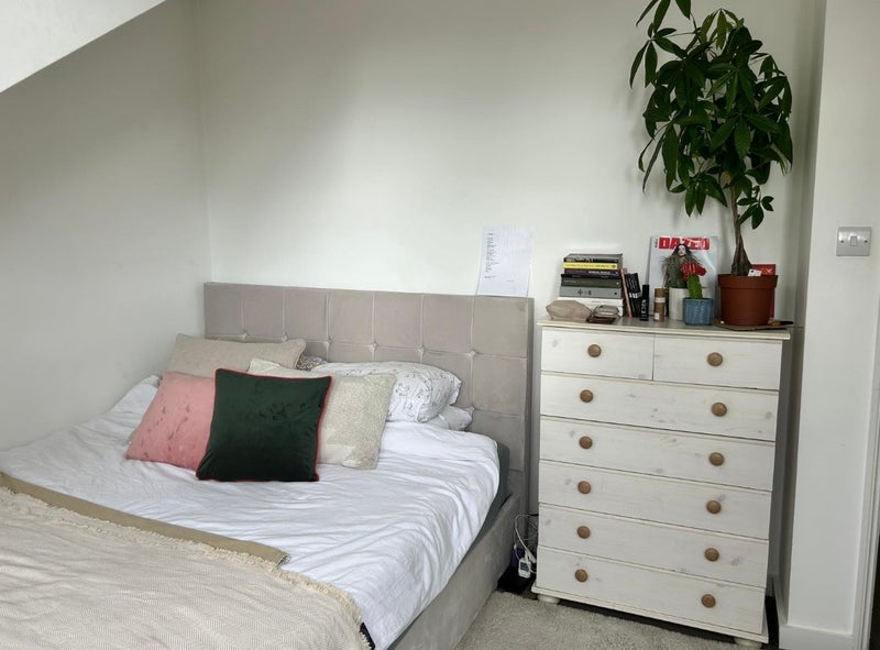 Room Downs Park Road in Greater London
