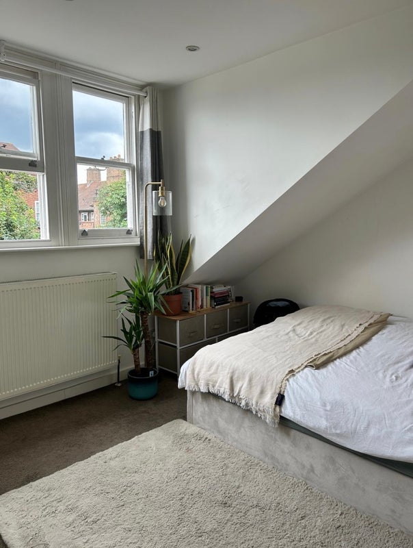 Room Downs Park Road in Greater London