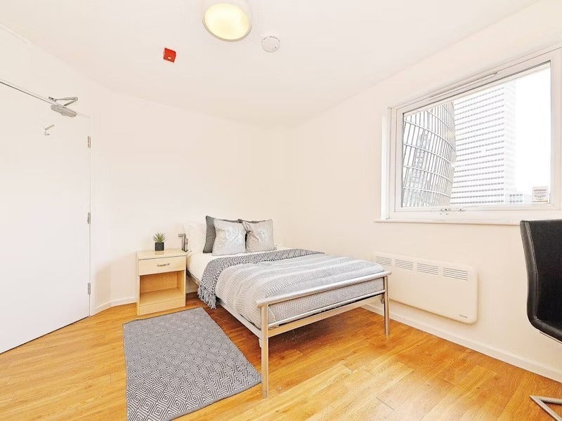 Room Crown Lane in Manchester