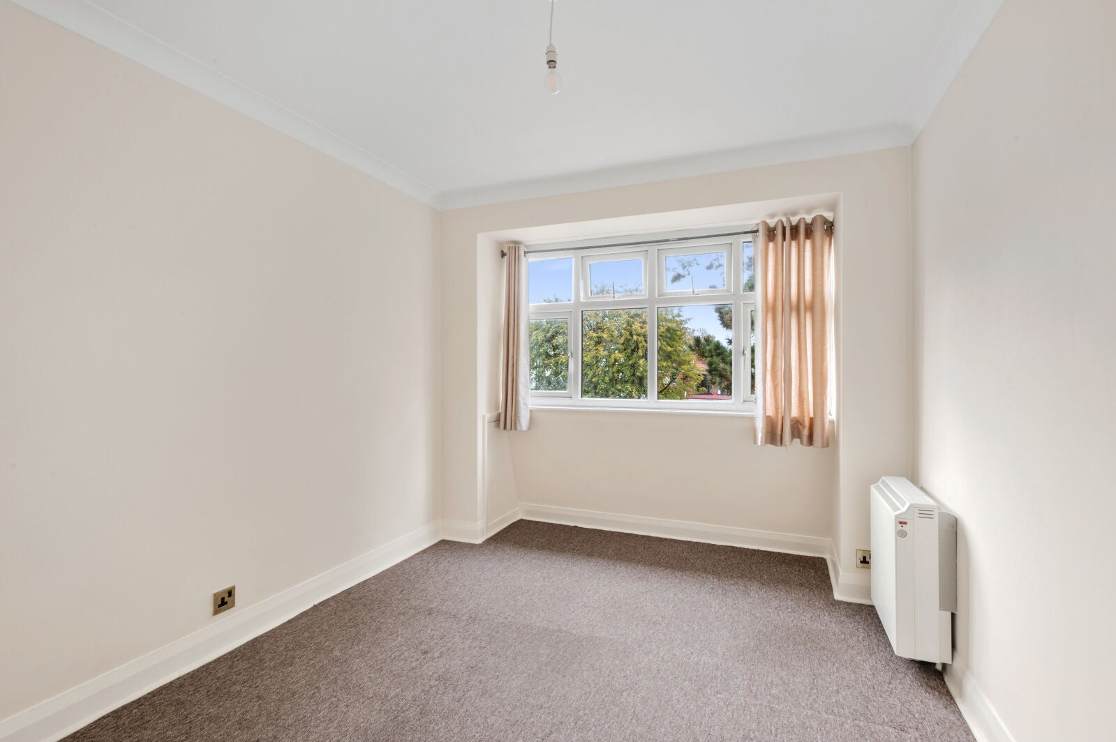 Flat The Downs in Greater London