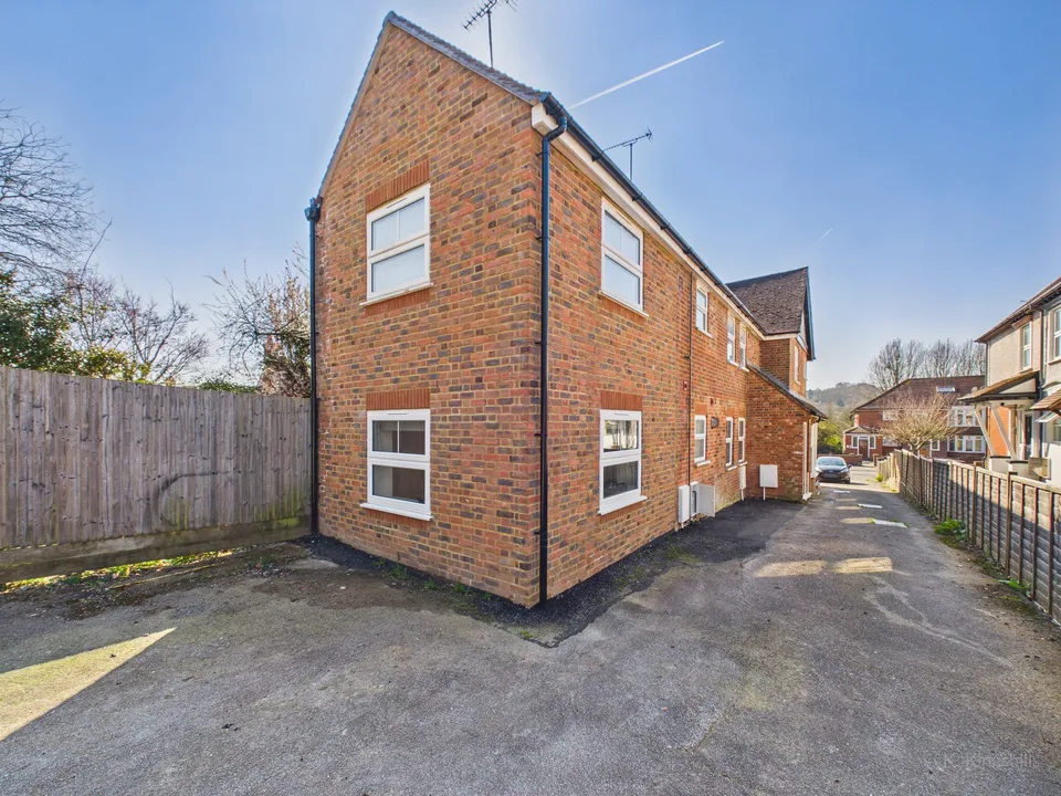 Flat West Wycombe Road in High Wycombe