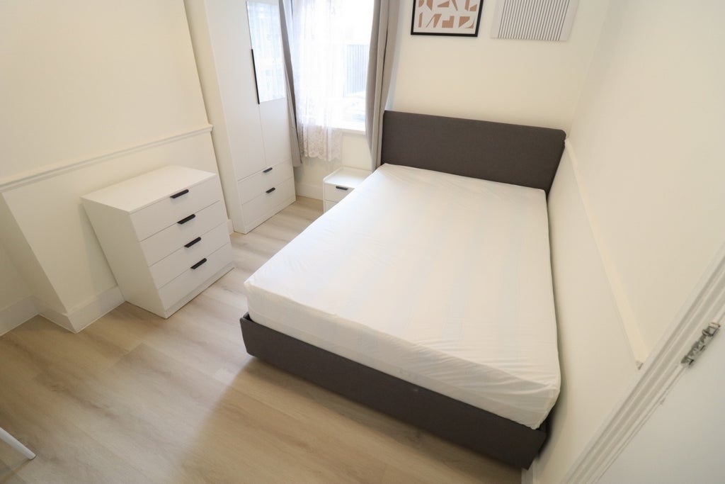 Room Globe Road in Greater London