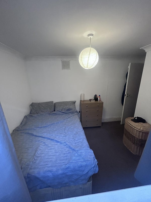 Room Ferndale Road in Greater London